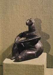 Sitzende weibliche Figur, 3500-2500 v. Chr.